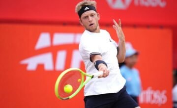 Un tenista español supera a un rival argentino en una partida clave de un torneo de nivel ATP 250, tras una ausencia prolongada por lesión en la espalda.