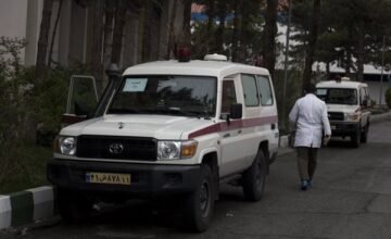 Un autobús que transportaba pasajeros se volcó en una autopista iraní, cerca de la ciudad de Savé, en una zona al suroeste de Teherán.