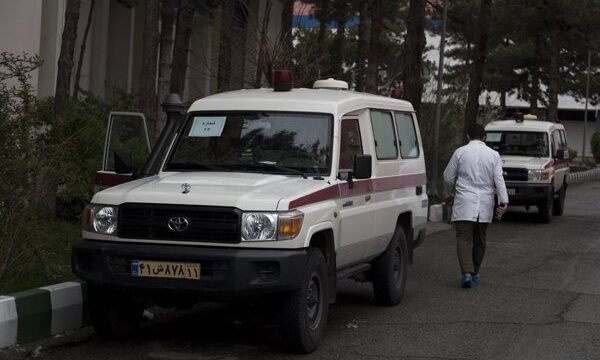 Un autobús que transportaba pasajeros se volcó en una autopista iraní, cerca de la ciudad de Savé, en una zona al suroeste de Teherán.