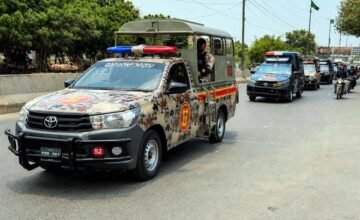 En el noroeste de Pakistán, un atentado contra un puesto policial provocó múltiples muertes y heridos en una zona estratégica cerca de Mughal Kot.