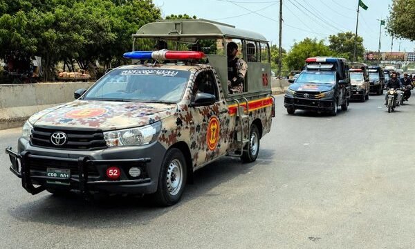 En el noroeste de Pakistán, un atentado contra un puesto policial provocó múltiples muertes y heridos en una zona estratégica cerca de Mughal Kot.