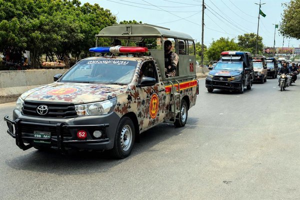 En el noroeste de Pakistán, un atentado contra un puesto policial provocó múltiples muertes y heridos en una zona estratégica cerca de Mughal Kot.