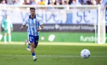 La selección Española sub-21 ajusta su plantel tras la ausencia de Javi Hernández por molestias musculares, mientras los servicios médicos mantienen contacto con el RCD Espanyol.
