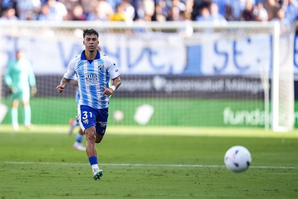 La selección Española sub-21 ajusta su plantel tras la ausencia de Javi Hernández por molestias musculares, mientras los servicios médicos mantienen contacto con el RCD Espanyol.