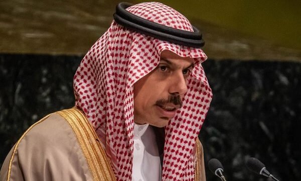 El estrecho de Ormuz, clave para el comercio marítimo global, sigue siendo un punto de tensión entre potencias regionales tras conflictos recientes.