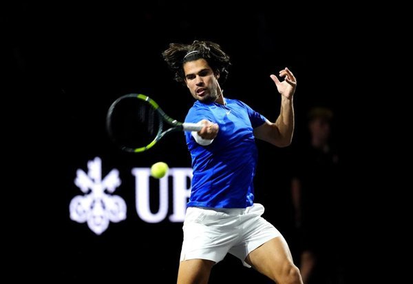 El equipo europeo sufrió dos derrotas decisivas en el segundo día de la Laver Cup, con la caída del alemán Alexander Zverev frente al australiano Alex de Miñaur y la victoria de.