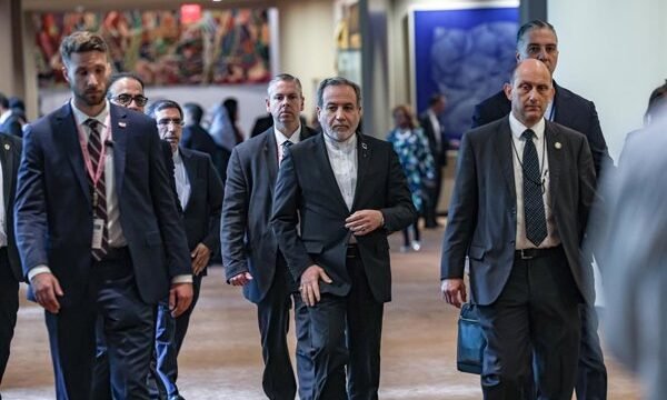 La tensión entre Irán y Estados Unidos sobre el acceso al estrecho de Ormuz se intensifica tras el rechazo inicial del presidente Trump, mientras ambos lados esperan una posición.