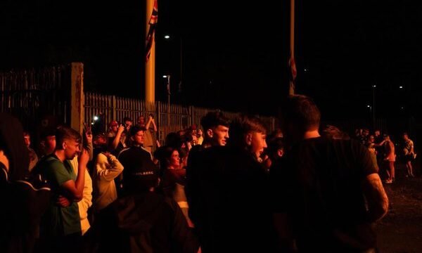 El gobierno norirlandés enfrenta tensiones entre comunidades por el permiso de un evento unionista en una zona de mayoría católica