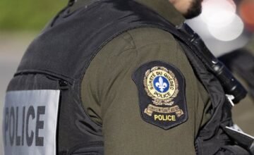 Un helicóptero se precipitó y se incendió en una zona rural del sur de Montreal, provocando el fallecimiento de cuatro personas y desencadenando una investigación por seguridad.