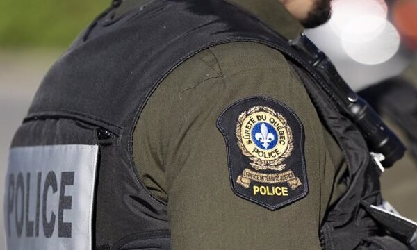 Un helicóptero se precipitó y se incendió en una zona rural del sur de Montreal, provocando el fallecimiento de cuatro personas y desencadenando una investigación por seguridad.