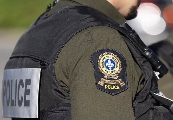 Un helicóptero se precipitó y se incendió en una zona rural del sur de Montreal, provocando el fallecimiento de cuatro personas y desencadenando una investigación por seguridad.