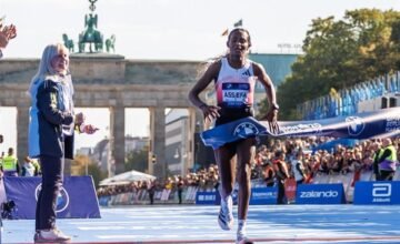 En un evento de alto nivel internacional, corredores de diferentes países compiten en una carrera que reúne a los mejores atletas del mundo en una ciudad clave para el maratón.