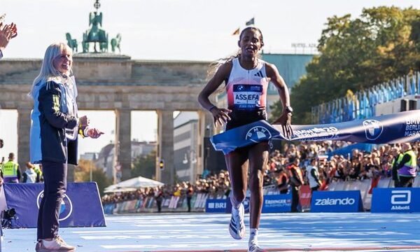 En un evento de alto nivel internacional, corredores de diferentes países compiten en una carrera que reúne a los mejores atletas del mundo en una ciudad clave para el maratón.