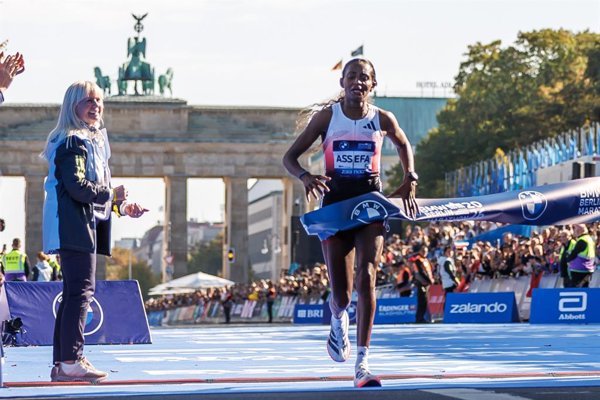 En un evento de alto nivel internacional, corredores de diferentes países compiten en una carrera que reúne a los mejores atletas del mundo en una ciudad clave para el maratón.