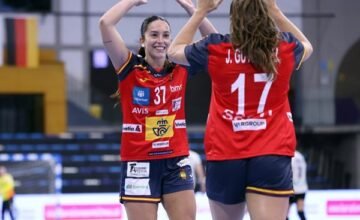 La selección española femenina de balonmano disputa un partido amistoso en una sede de entrenamiento en España, tras una semana intensa de preparación para competiciones.