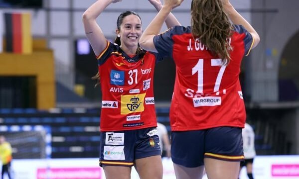 La selección española femenina de balonmano disputa un partido amistoso en una sede de entrenamiento en España, tras una semana intensa de preparación para competiciones.