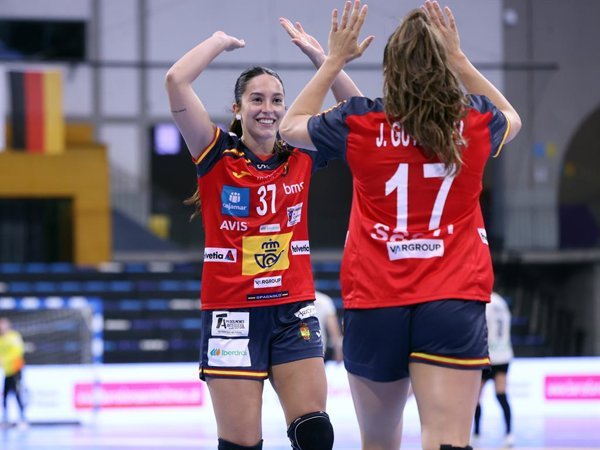 La selección española femenina de balonmano disputa un partido amistoso en una sede de entrenamiento en España, tras una semana intensa de preparación para competiciones.