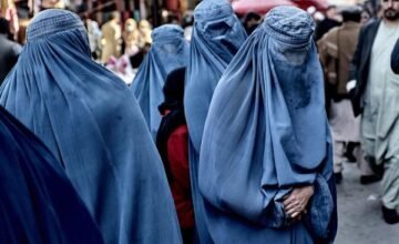 El gobierno talibán en Afganistán ha reforzado las normas de vestimenta para mujeres, lo que ha generado críticas por parte de organizaciones internacionales de derechos humanos.