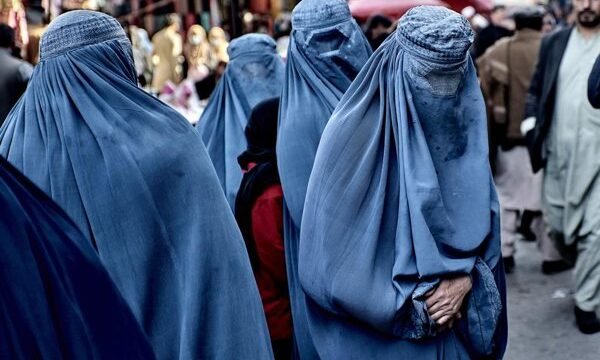 El gobierno talibán en Afganistán ha reforzado las normas de vestimenta para mujeres, lo que ha generado críticas por parte de organizaciones internacionales de derechos humanos.