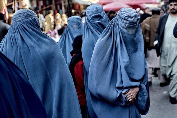 El gobierno talibán en Afganistán ha reforzado las normas de vestimenta para mujeres, lo que ha generado críticas por parte de organizaciones internacionales de derechos humanos.
