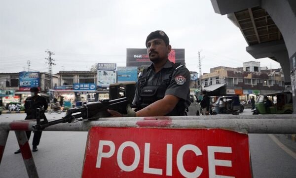 Las autoridades paquistaníes intensifican acciones contra redes terroristas respaldadas por India en regiones del sur del país, tras identificar presuntos escondrijos de grupos.