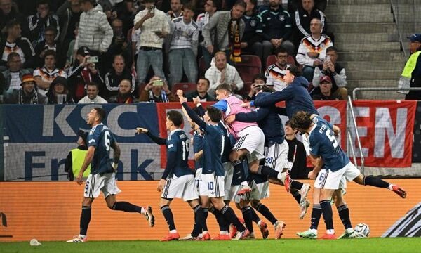 El partido entre Grecia y Alemania se disputó en un estadio de Augsburgo, con el marcador final de 0-1 tras una anotación en el segundo tiempo, mientras las selecciones europeas.
