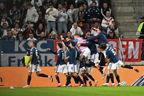 El partido entre Grecia y Alemania se disputó en un estadio de Augsburgo, con el marcador final de 0-1 tras una anotación en el segundo tiempo, mientras las selecciones europeas.