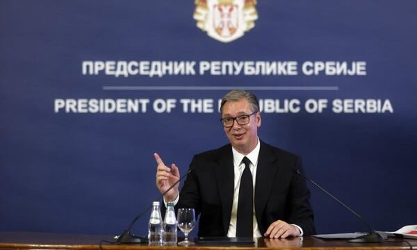 La transición política en Serbia se produce tras la dimisión del presidente, con el Partido conservador SNS como principal fuerza en las elecciones que prevén celebrarse en menos.