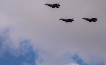 El Ejército israelí realizó un ataque aéreo en el Sur de la Franja de Gaza para neutralizar una amenaza considerada inmediata por sus Fuerzas, tras identificar a un miembro del.