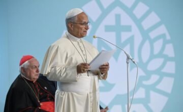 Durante su viaje apostólico a Francia, el Papa León XIV destacó la necesidad de fortalecer los valores democráticos y de diálogo en el contexto europeo.