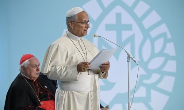 Durante su viaje apostólico a Francia, el Papa León XIV destacó la necesidad de fortalecer los valores democráticos y de diálogo en el contexto europeo.