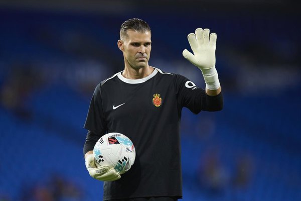 Un desplome estructural ocurrió en un espacio decorativo de la ciudad deportiva del RCD Mallorca, afectando a un miembro del equipo tras una caída inesperada.