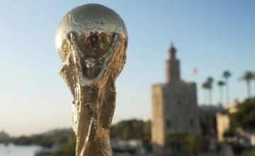La Real Federación Española de Fútbol traslada el trofeo conquistado en el Mundial de Estados Unidos, México y Canadá a una sede política para su exhibición pública en Andalucía