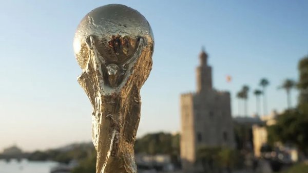La Real Federación Española de Fútbol traslada el trofeo conquistado en el Mundial de Estados Unidos, México y Canadá a una sede política para su exhibición pública en Andalucía