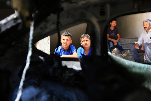 En la región de Cisjordania, grupos de colonos israelíes interrumpen el acceso a una aldea palestina tras una orden judicial que permitía el regreso de una familia a su hogar.