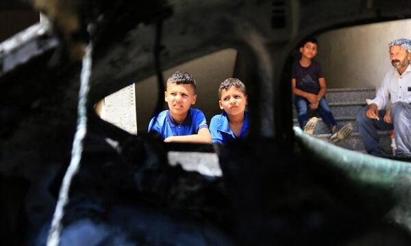 En Cisjordania, un grupo de colonos israelíes interrumpe el acceso a una aldea donde una familia palestina intenta recuperar su vivienda tras meses de violencia y acoso.