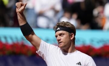 El tenista español Alejandro Davidovich se impuso ante Hubert Hurkacz en una final clasificada para la ATP, tras haber estado ausente por problemas en la espalda durante la gira.
