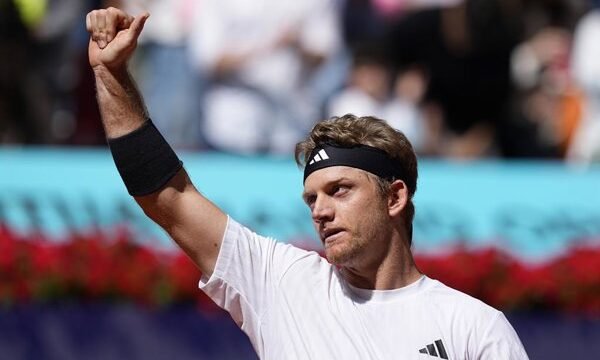 El tenista español Alejandro Davidovich se impuso ante Hubert Hurkacz en una final clasificada para la ATP, tras haber estado ausente por problemas en la espalda durante la gira.