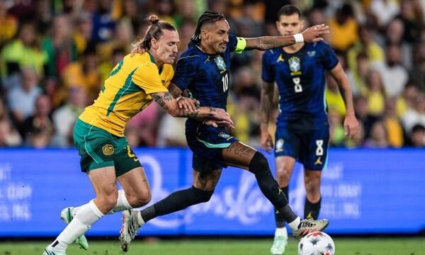 Brasil enfrenta a Australia en un amistoso en Brisbane, donde Raphinha sufrió molestias en el muslo derecho durante la primera mitad del encuentro.