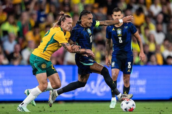 Brasil enfrenta a Australia en un amistoso en Brisbane, donde Raphinha sufrió molestias en el muslo derecho durante la primera mitad del encuentro.