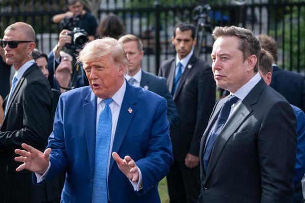 El presidente estadounidense impulsó una reforma en la forma de referirse a sistemas de Inteligencia Artificial, alineándose con un nuevo marco de regulación y control tecnológico.