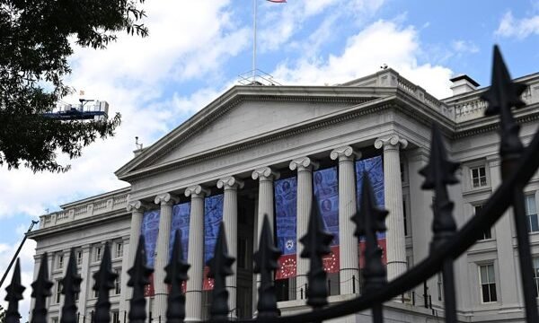 Estados Unidos impone sanciones económicas a actores internacionales por su rol en el suministro de tecnología militar al Ministerio de Defensa iraní, en respuesta a acusaciones.