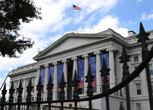 Estados Unidos impone sanciones económicas a actores internacionales por su rol en el suministro de tecnología militar al Ministerio de Defensa iraní, en respuesta a acusaciones.