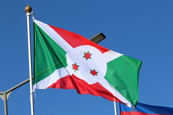 Estados Unidos amplía su política de deportación a países extranjeros, mientras Burundi se prepara para recibir a migrantes trasladados sin previo aviso ni consulta.