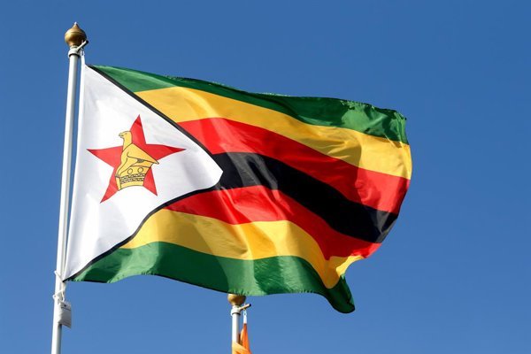 Un helicóptero se estrelló en una zona rural del norte de Zimbabue, afectando a seis personas que viajaban en él, entre ellas un empresario y personal técnico. El incidente.