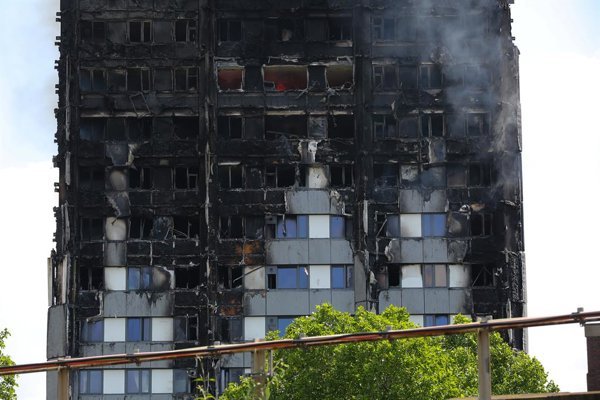 El incidente ocurrió en una Torre residencial de Londres, donde un incendio masivo dejó 72 muertos y generó una crisis de confianza en las políticas de seguridad y construcción.