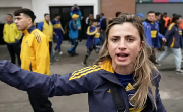 Miles de hinchas amontonados entre micros y vallas en la entrada al estadio.