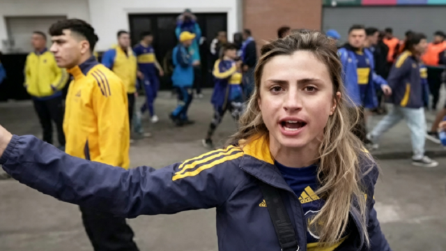 Miles de hinchas amontonados entre micros y vallas en la entrada al estadio.