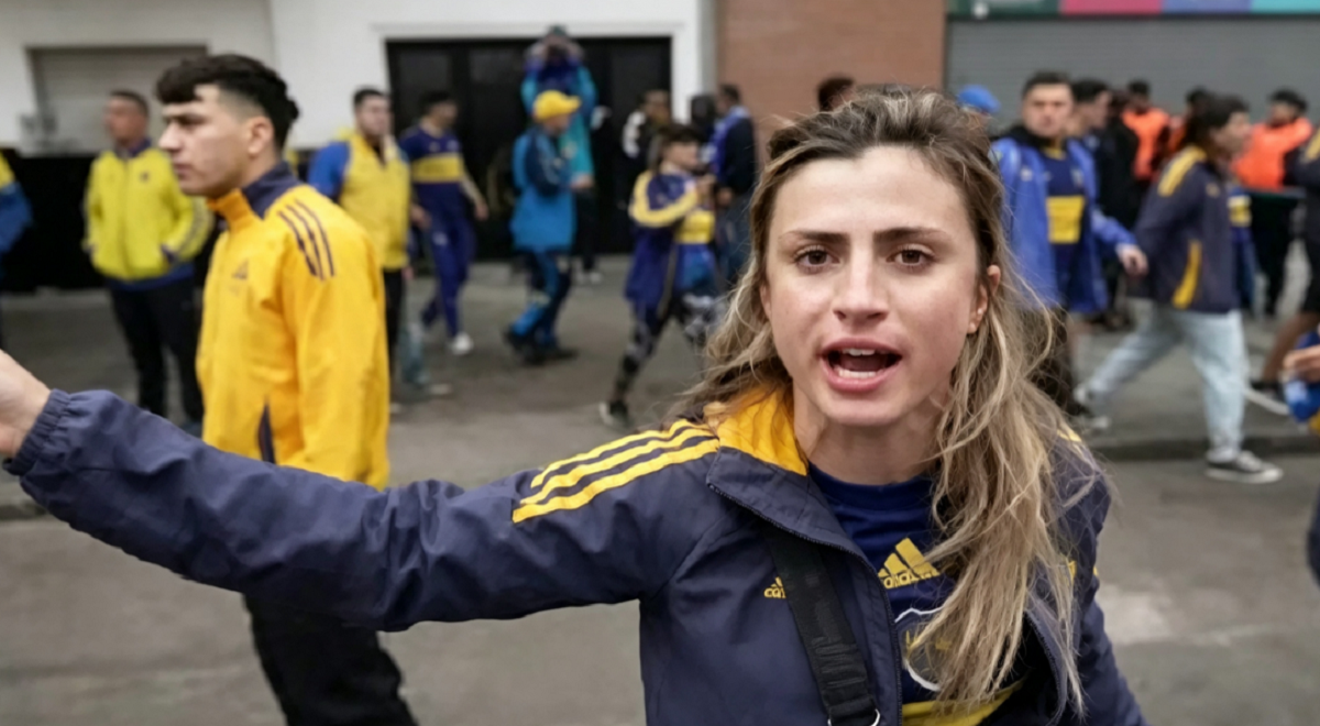 Miles de hinchas amontonados entre micros y vallas en la entrada al estadio.
