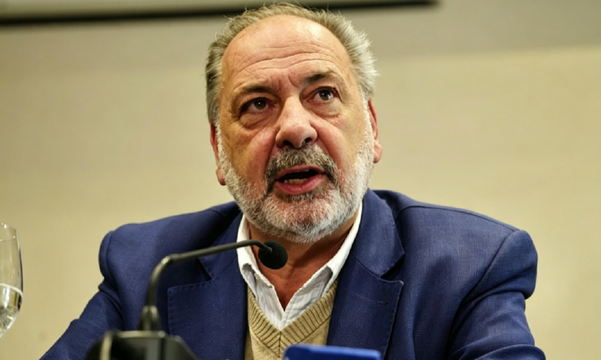 Jorge Gandini hablando ante los micrófonos en una conferencia de prensa en setiembre de 2026.